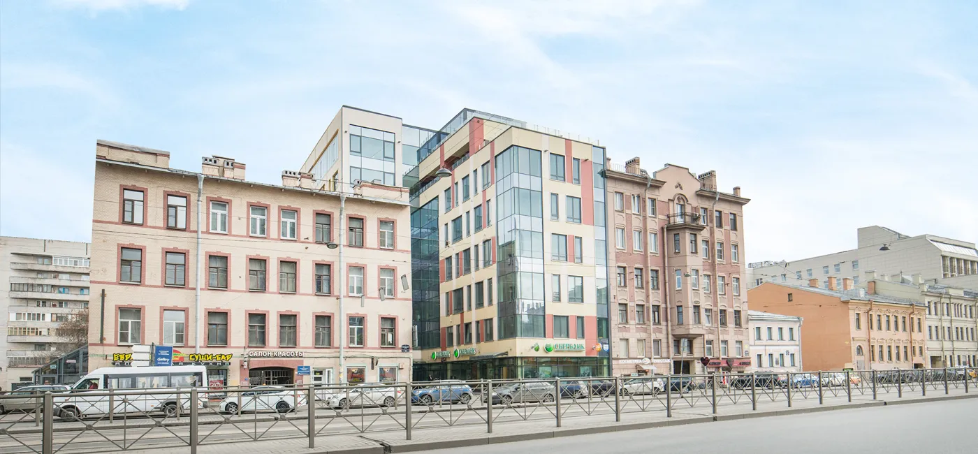 В непосредственной близости от бизнес-центра находится станция метро Обводный Канал